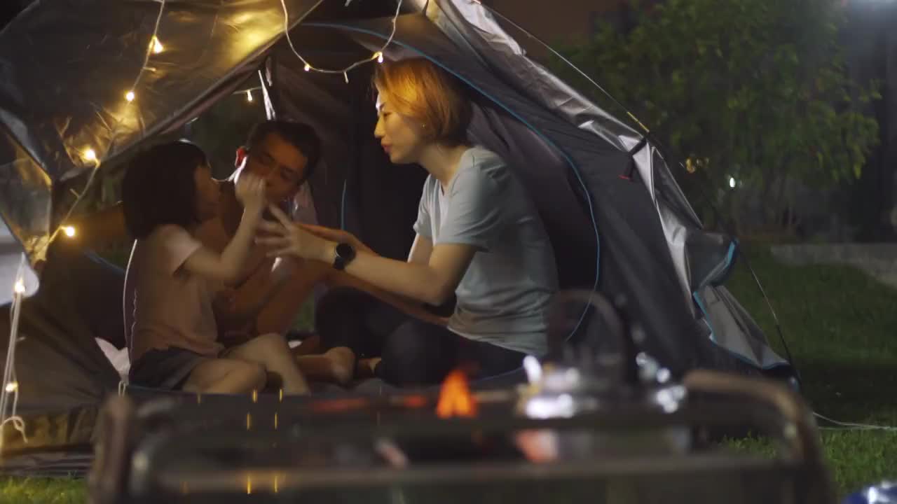 亚裔华人家庭在自家后院露营，周末在家度假视频下载