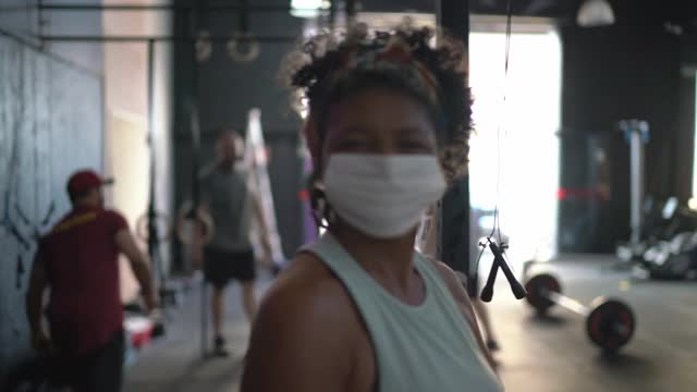 一个在健身房里戴着面罩的老女人的肖像视频素材