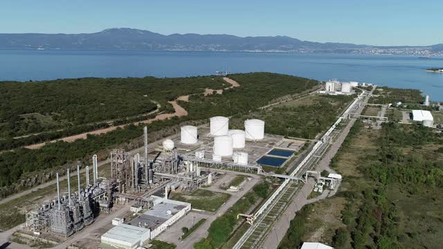 亚得里亚海岛上的炼油厂视频素材