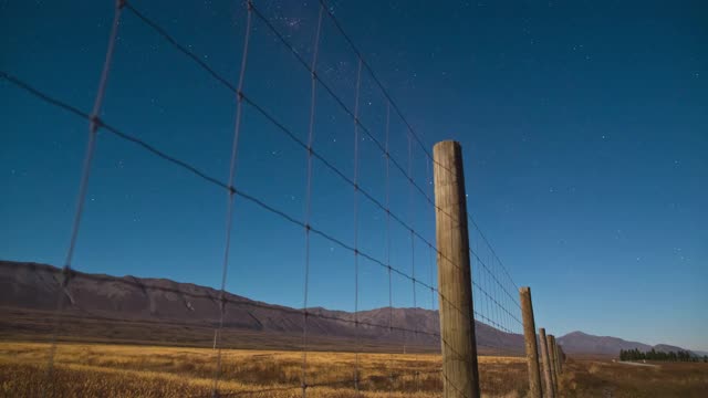 新西兰特卡波湖的夜空和带刺铁丝网栅栏视频下载