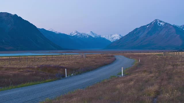 新西兰特卡波湖周围的山脉白天到晚上的风景视频下载