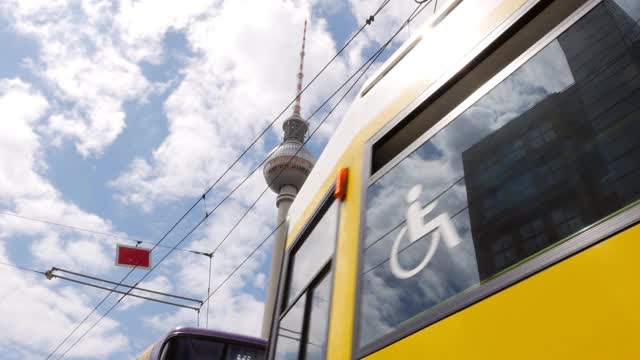 从电视塔旁亚历山大广场站开出的S-Bahn列车，德国柏林，4k视频素材