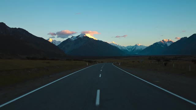 库克山和汽车运动的道路/新西兰视频素材