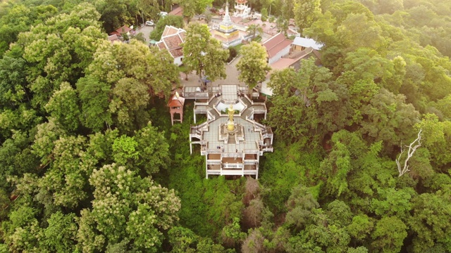 鸟瞰图Wat Phra That Khao Noi寺庙在山上著名的地方旅游景点，在泰国北部南省。视频素材
