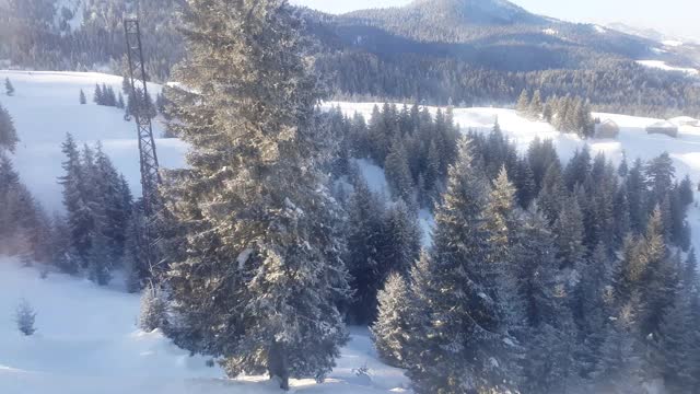 从雪山和树木上的滑雪缆车小屋可以看到美丽的景色视频素材