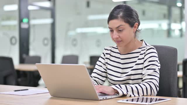 心烦意乱的印度女人在办公室丢失笔记本电脑，失败视频素材