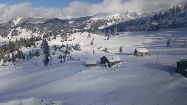 从乔治亚州的滑雪缆车小屋看到令人惊叹的雪景。视频素材