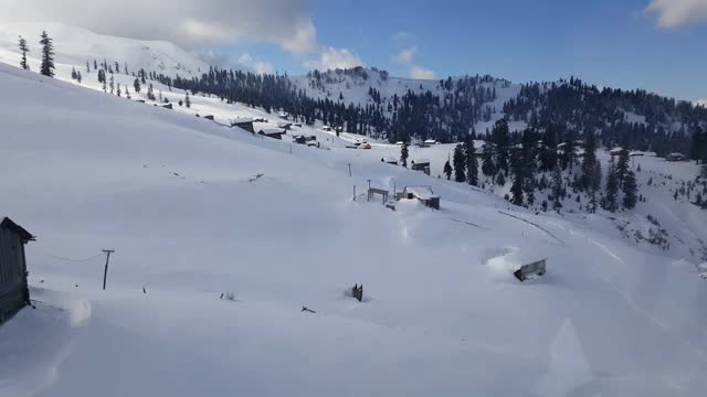 从滑雪缆车小屋看到的雪山美景。滑雪胜地的背景视频素材