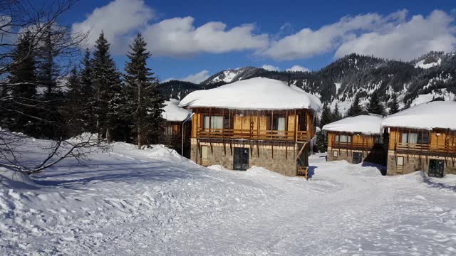 美丽的村舍滑雪胜地在山上。山上的木屋。视频下载