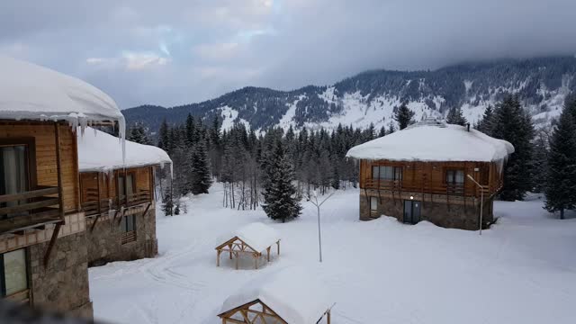 高山滑雪场的小屋。森林里的木屋视频下载