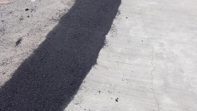 工人们制作和建造沥青路面施工与修整。私人住宅车道上的沥青路面的顶层视频下载