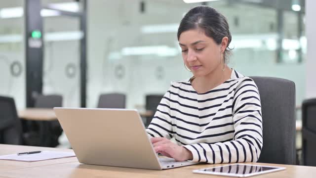 失望的印度女人用笔记本电脑做拇指向下视频素材