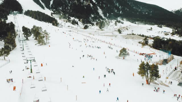 空中拍摄的滑雪者视频下载