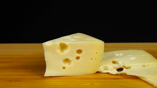 切奶酪非常精确和轻柔。切奶酪的完美方法视频素材