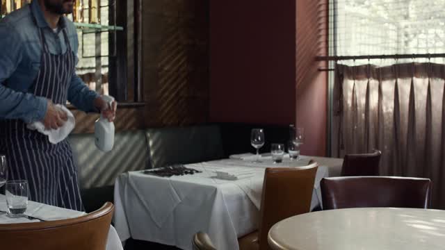 餐厅老板在餐厅清理桌子视频下载