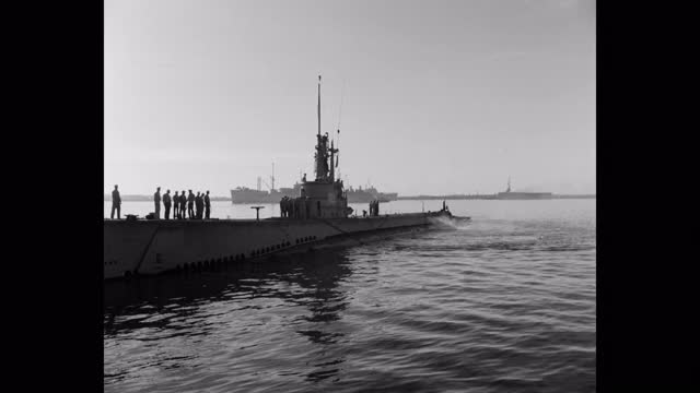 美国海军潜艇在海上移动的广角镜头视频下载
