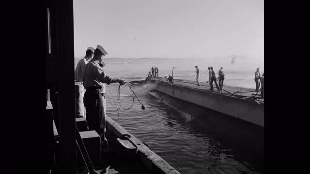 美国海军潜艇向港口移动的广角镜头视频下载