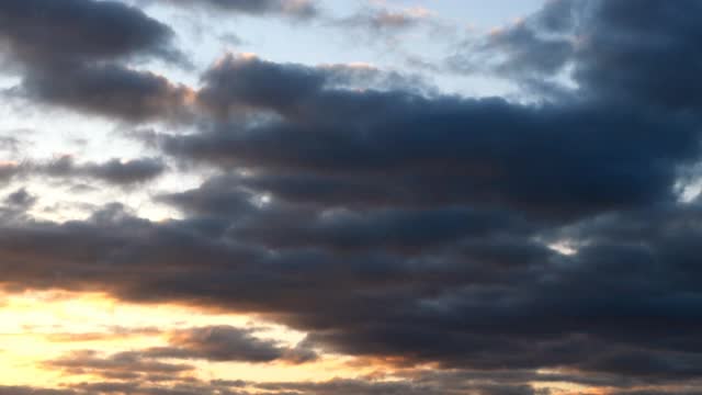 傍晚日落时戏剧性的天空和明亮的云。全景拍摄。特写镜头。视频素材