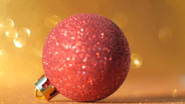 多莉。红色圣诞球与许多金色的散焦球在背景视频素材