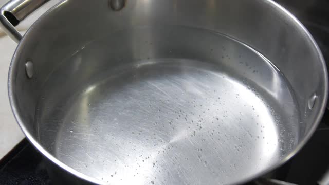 锅内加热水视频素材