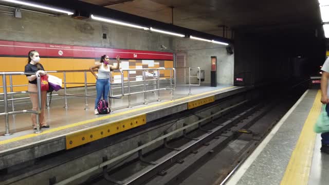 交通-在地铁站往月台走-超速视频素材