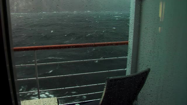 从游轮阳台上观看暴风雨的海面视频素材