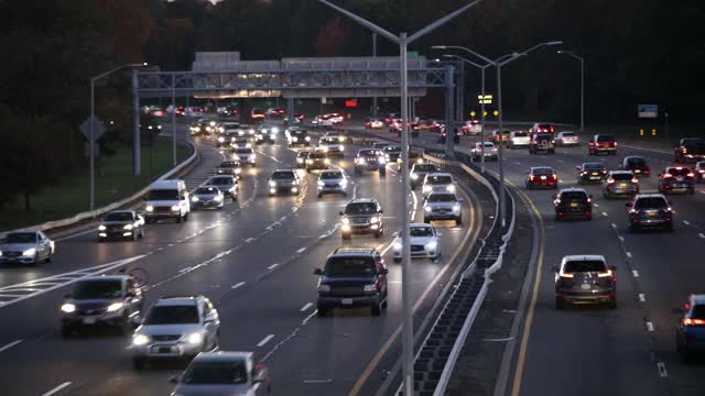 高速公路上交通拥挤时的汽车。视频素材