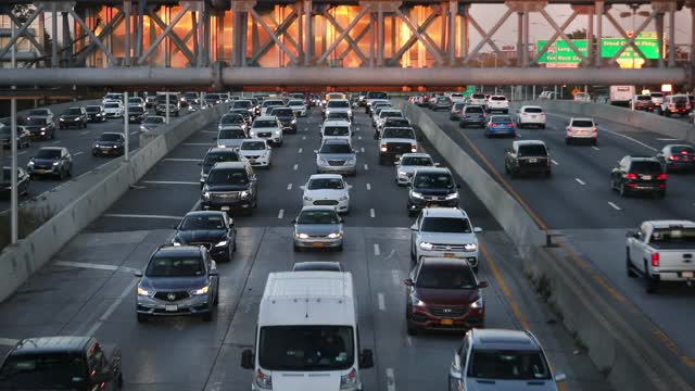 高速公路上交通拥挤时的汽车。视频下载