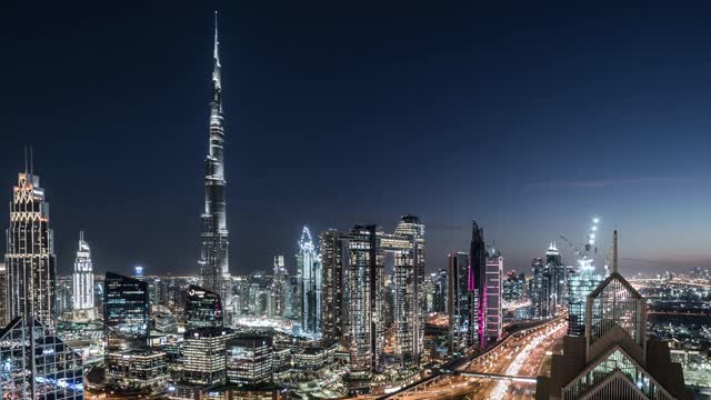 T/L PAN鸟瞰图迪拜天际线在晚上/迪拜，阿联酋视频下载