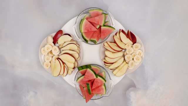 水果品种。把西瓜、苹果和香蕉片平铺在盘子里视频下载
