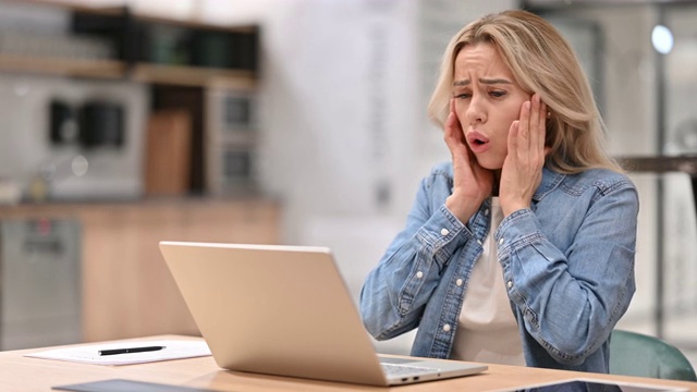年轻女子在工作中失去笔记本电脑视频素材