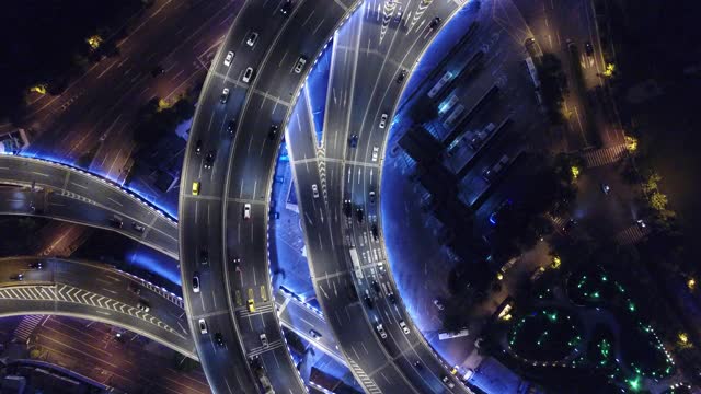 夜间天桥和城市交通的无人机视角视频素材