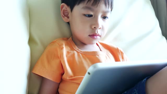 小男孩在玩数码平板电脑视频下载