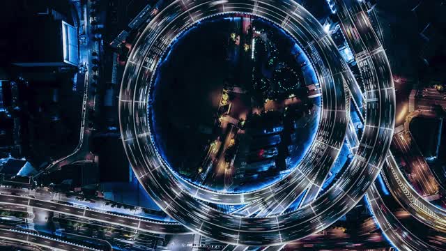 T/L PAN无人机视角下的立交桥和城市交通在夜间视频素材