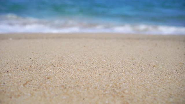 4K视频的夏季海滩放松与散景阳光和蓝天。视频下载