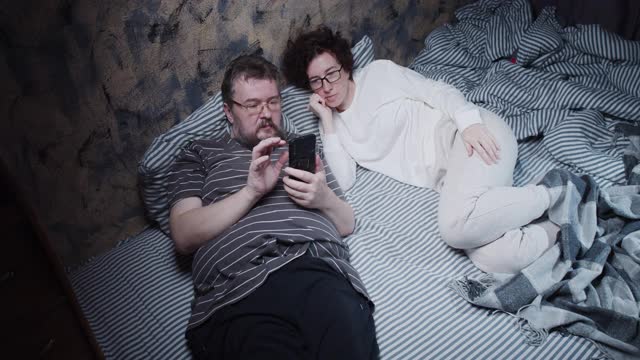 一对成熟的夫妇正在用智能手机打视频电话，问候她的亲戚视频素材