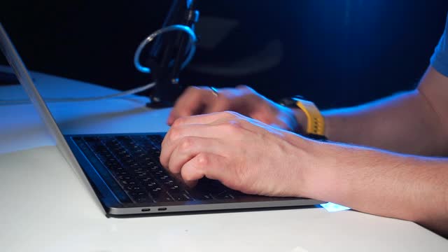 在笔记本电脑上工作的人的手的特写视图。视频下载