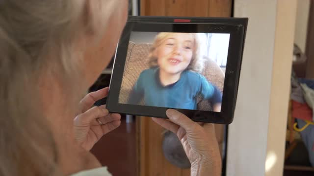 新冠肺炎一级防范禁闭期间，老祖母与孙子进行视频通话视频素材