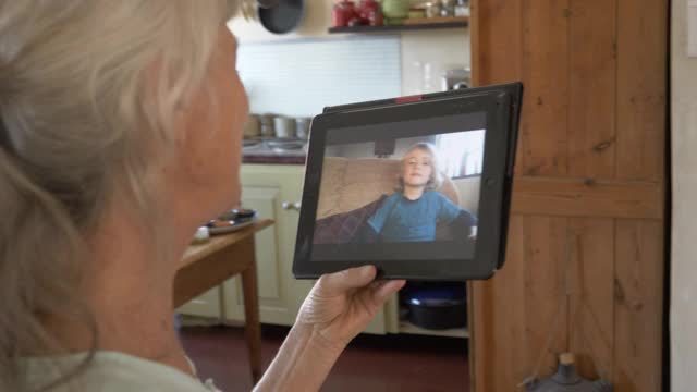 新冠肺炎一级防范禁闭期间，老祖母与孙子进行视频通话视频素材