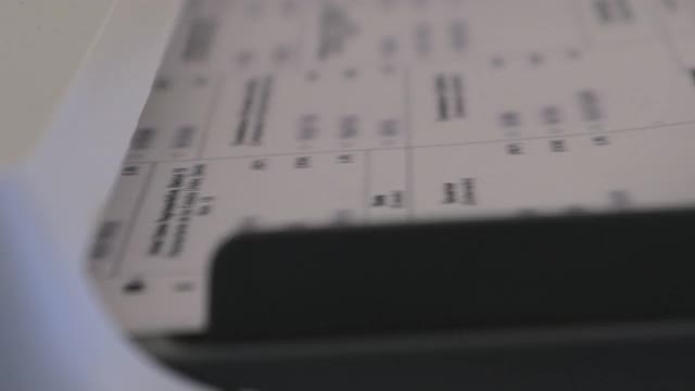 美国大选通过数字计票机4K视频处理选票视频素材