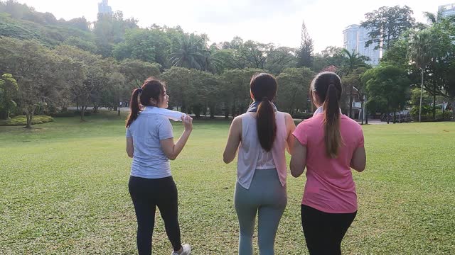 周末早上在公园里跑步的亚洲华裔年轻女性视频素材