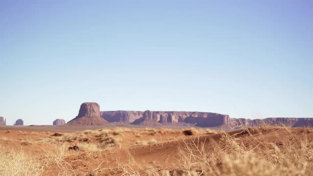 纳瓦霍兄弟姐妹在亚利桑那州纪念碑谷骑马视频素材