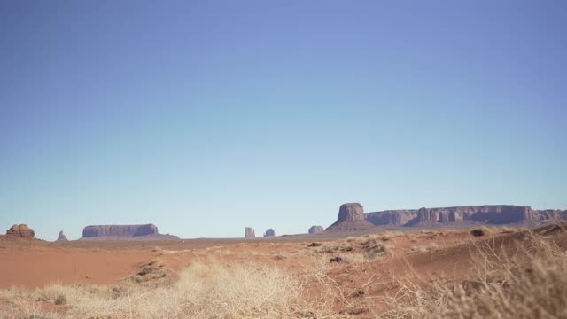 那瓦霍小孩骑着马在亚利桑那州的边远地区视频下载