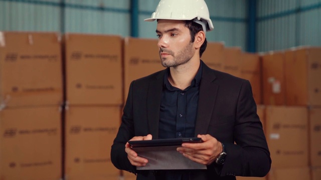 工厂经理在仓库或工厂使用平板电脑视频素材
