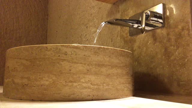 现代浴室中的复古风格水槽和水龙头视频素材