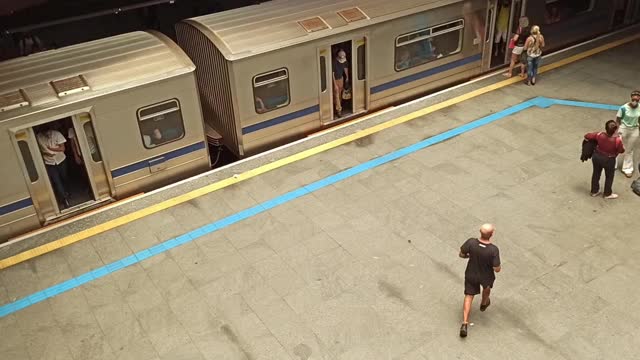 交通-有人下车的地铁列车-高角度视角视频素材