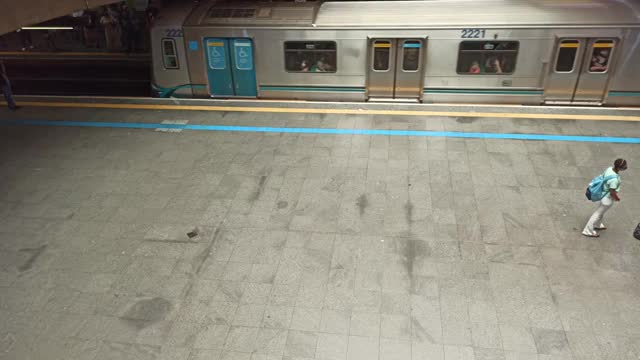 交通-人们从地铁下车，在站台上行走视频素材