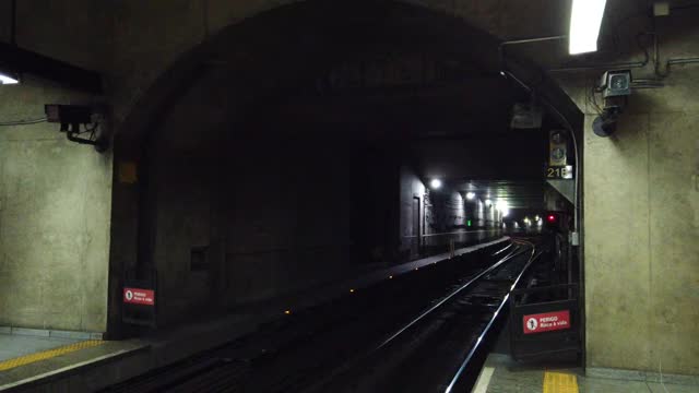 交通-地铁到达站台。观点视频素材