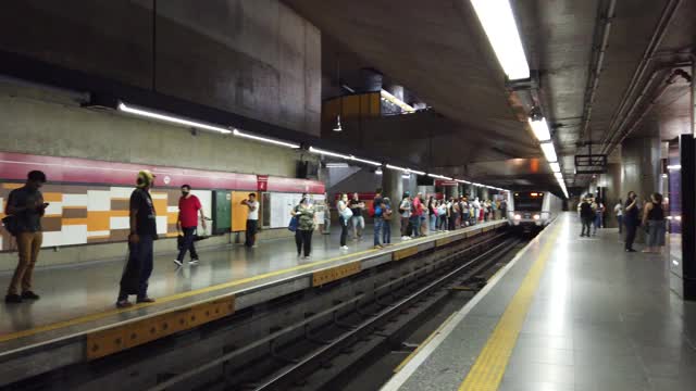 交通-地铁到站和人们下火车视频素材