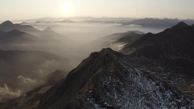 无人机拍摄的日落时分的提契诺风景视频下载